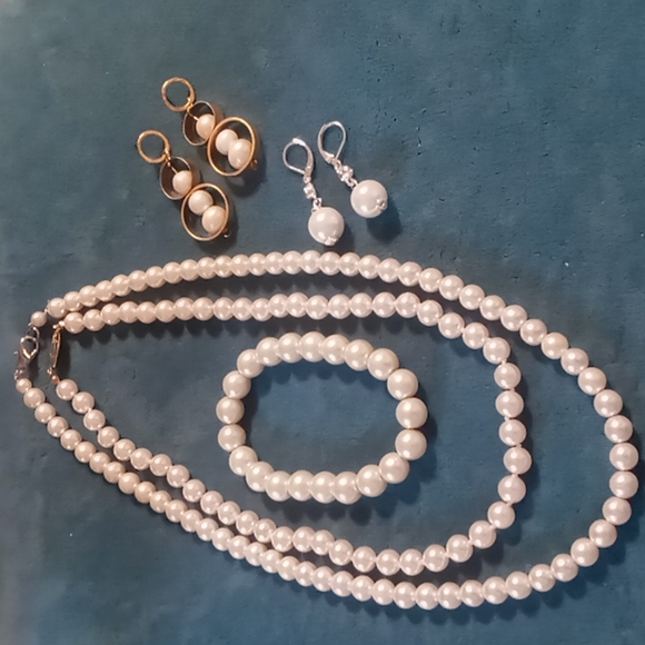 Baublebar clasp 2 faux pearl necklaces 3 pair of earrings,1 expandable beaded - Picture 3 of 10